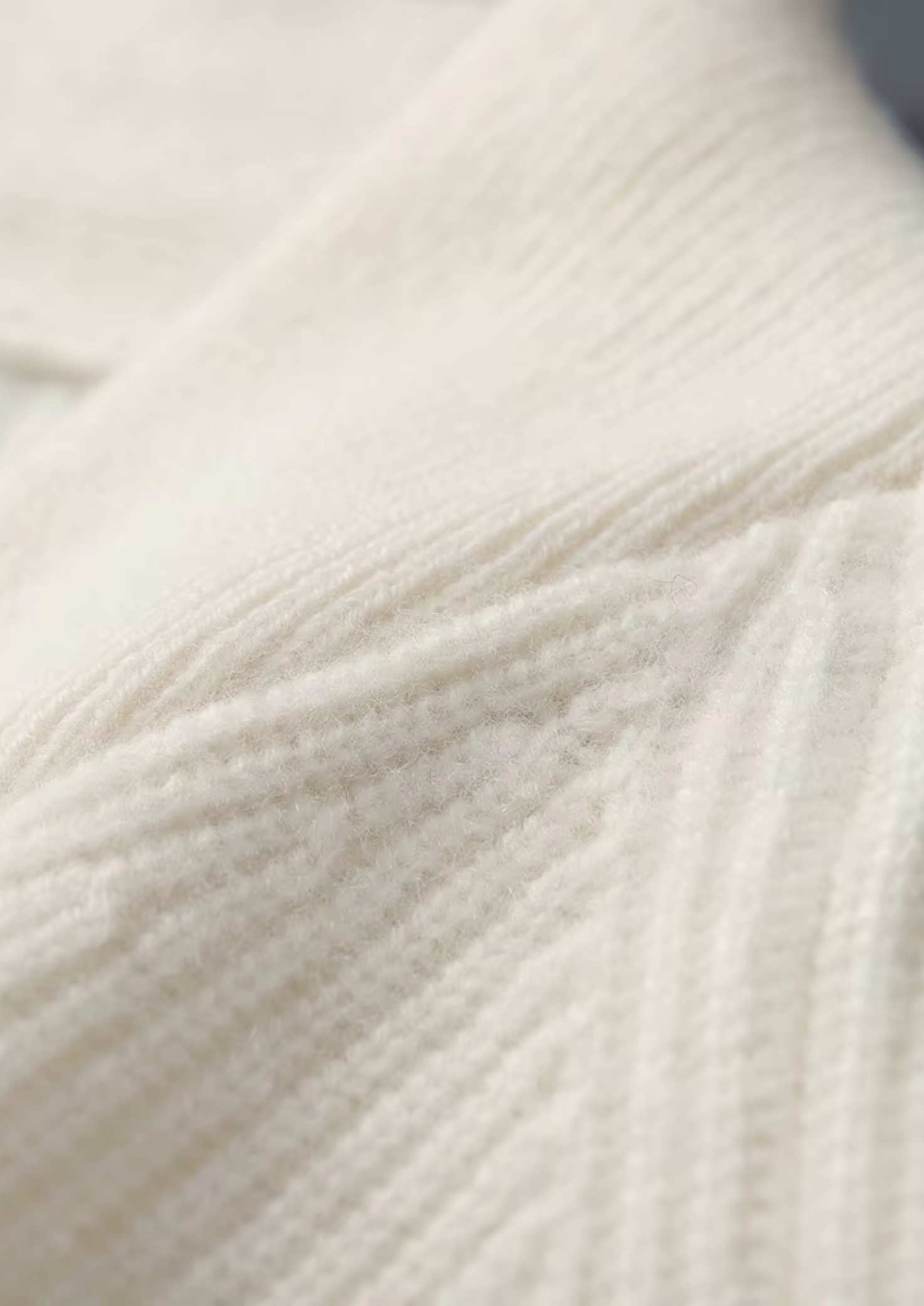 Men’s Ribbed V-Neck Knit Sweater in Cashmere