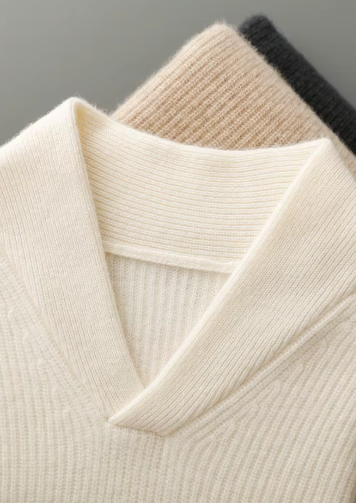 Men’s Ribbed V-Neck Knit Sweater in Cashmere