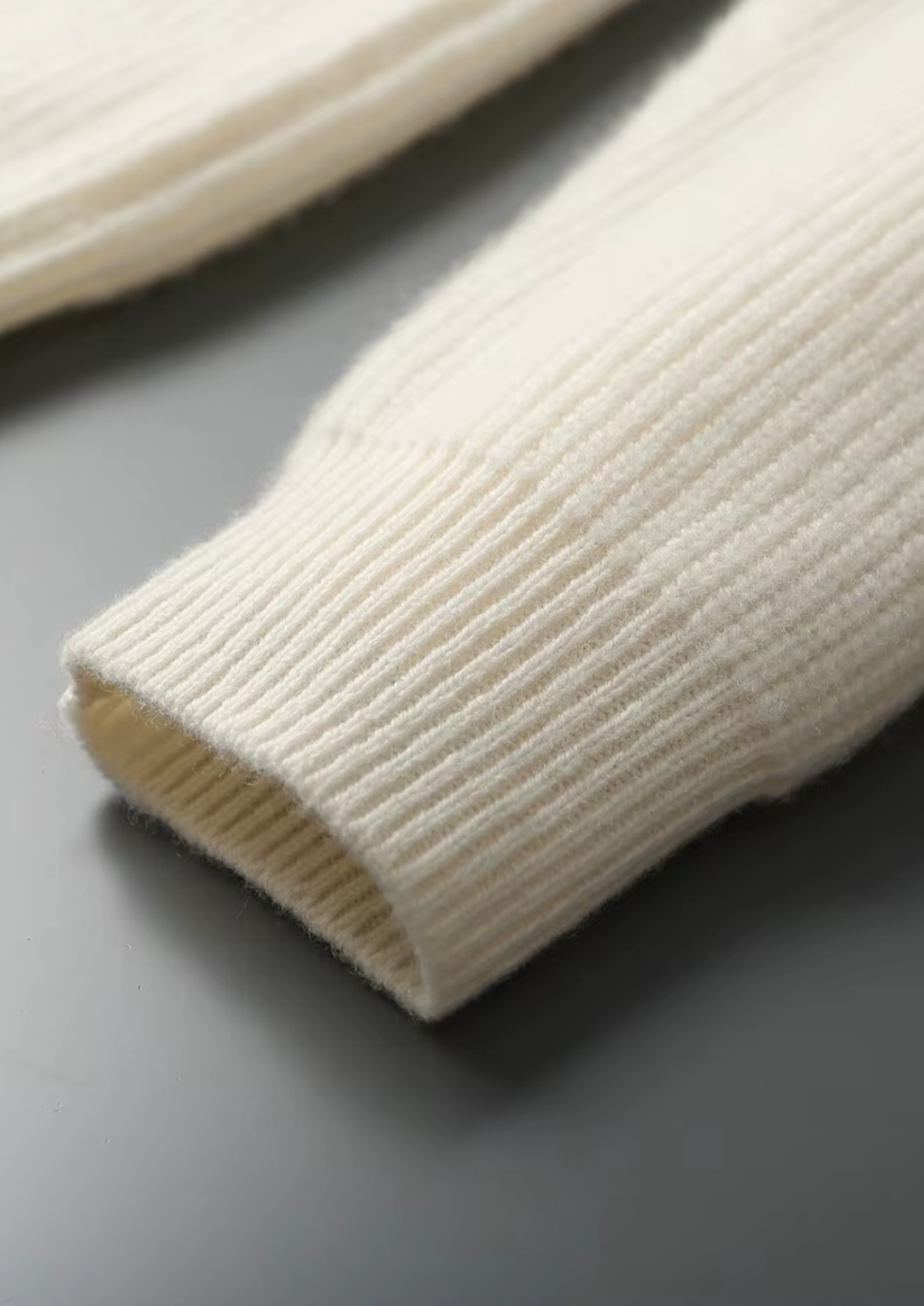 Men’s Ribbed V-Neck Knit Sweater in Cashmere