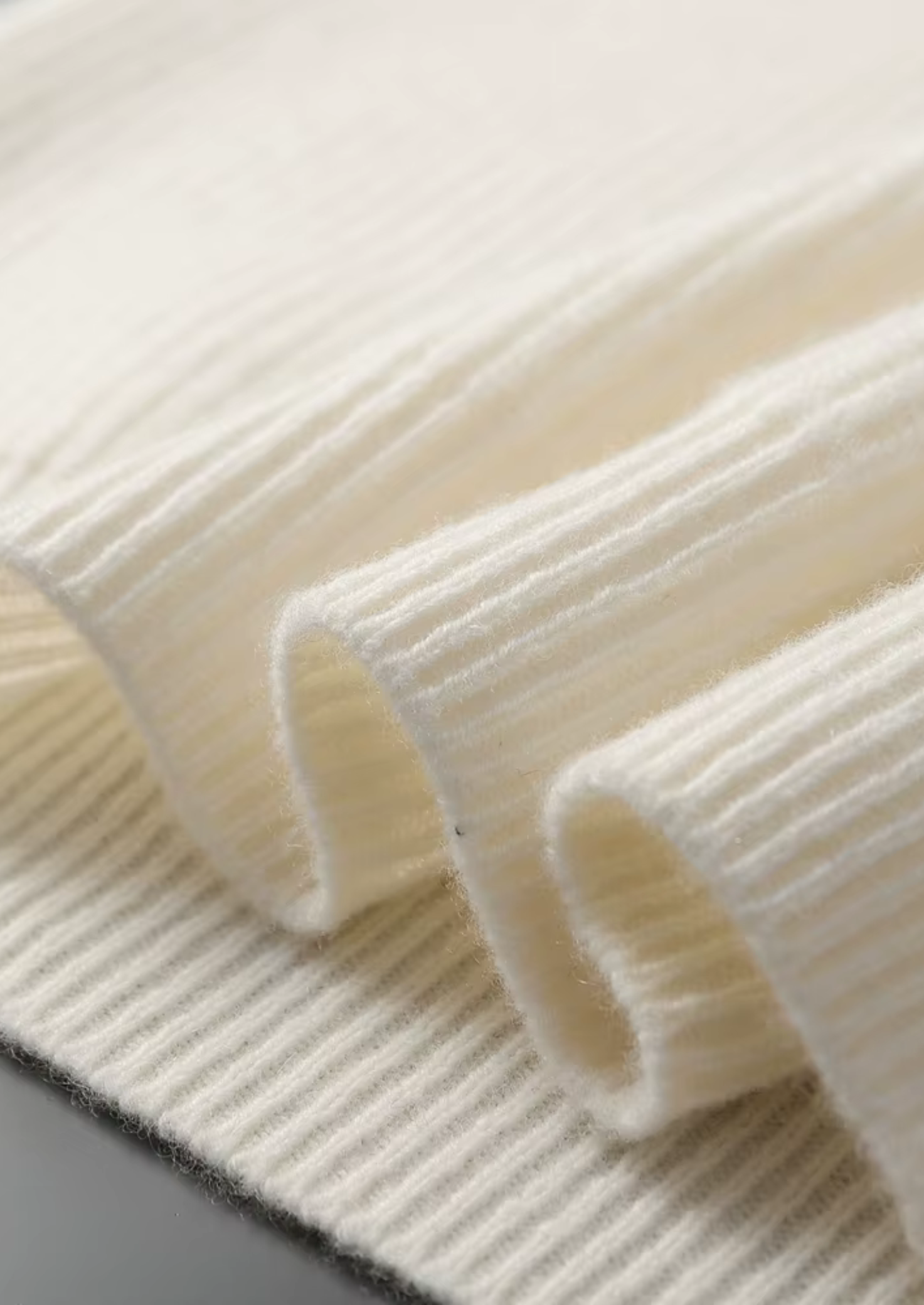 Men’s Ribbed V-Neck Knit Sweater in Cashmere